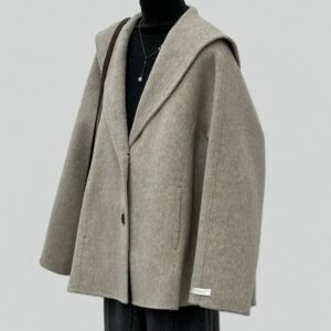 جاكيت قصير من مزيج الصوف بقبة كبيرة وقصة واسعة