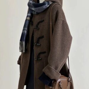 معطف صوفي بقبعة وتفاصيل كلاسيكية