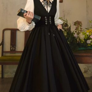 فستان كلاسيكي أسود مع قميص أبيض وكورسيه