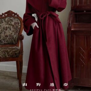 معطف بوردو فخم بطابع هيبورن الكلاسيكي